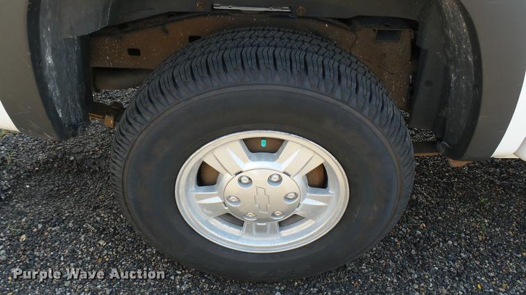 image for item L2463 2006 Chevrolet Colorado Crew Cab pickup truck