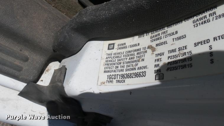 image for item L2464 2006 Chevrolet Colorado Ext. Cab pickup truck