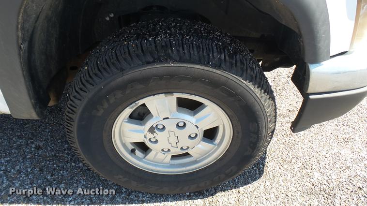 image for item L2464 2006 Chevrolet Colorado Ext. Cab pickup truck