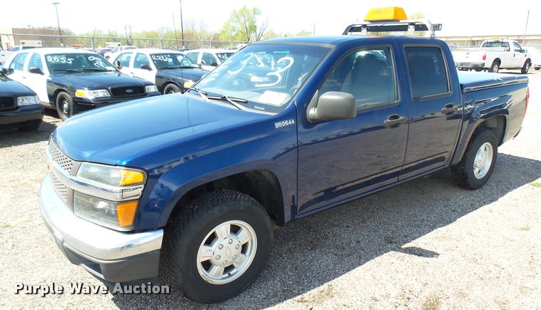image for item L2465 2004 Chevrolet Colorado Crew Cab pickup truck