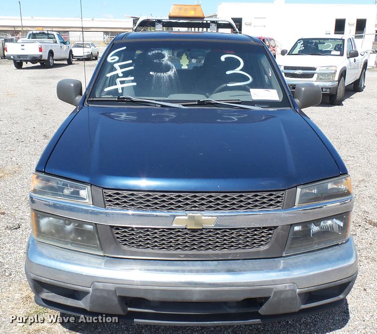 image for item L2465 2004 Chevrolet Colorado Crew Cab pickup truck