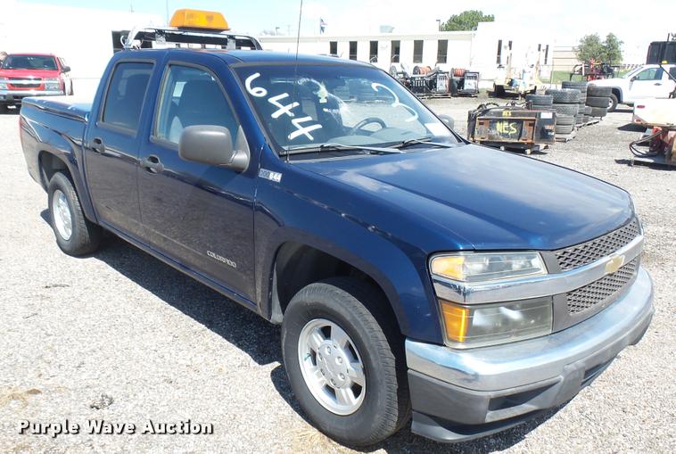 image for item L2465 2004 Chevrolet Colorado Crew Cab pickup truck