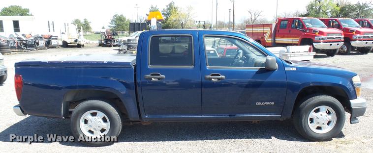 image for item L2465 2004 Chevrolet Colorado Crew Cab pickup truck