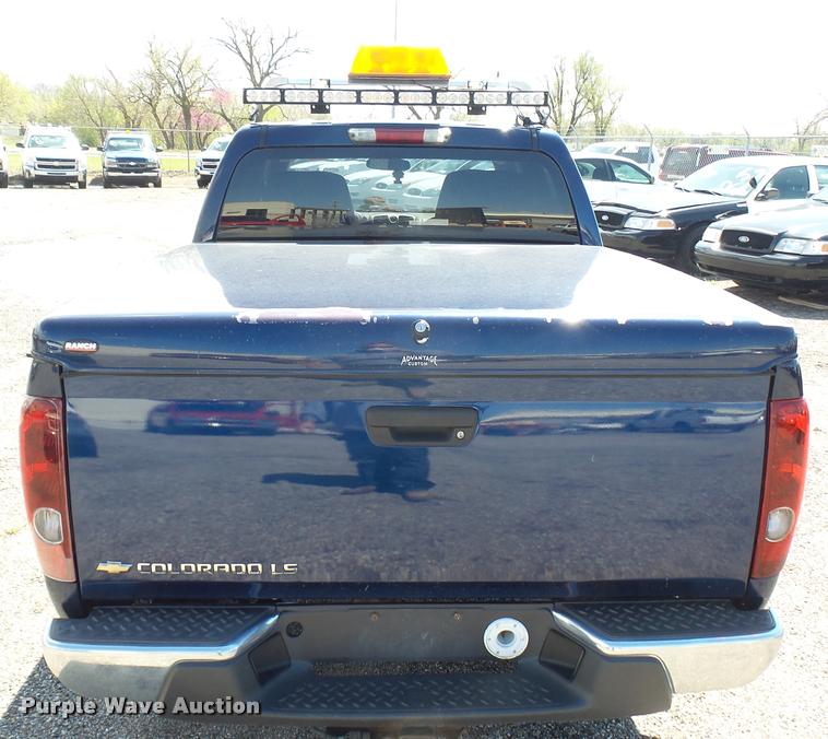 image for item L2465 2004 Chevrolet Colorado Crew Cab pickup truck