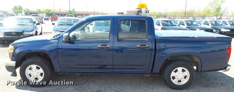 image for item L2465 2004 Chevrolet Colorado Crew Cab pickup truck