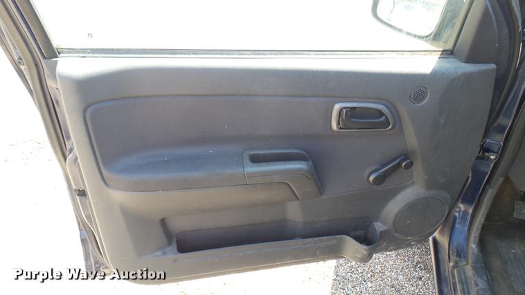 image for item L2465 2004 Chevrolet Colorado Crew Cab pickup truck