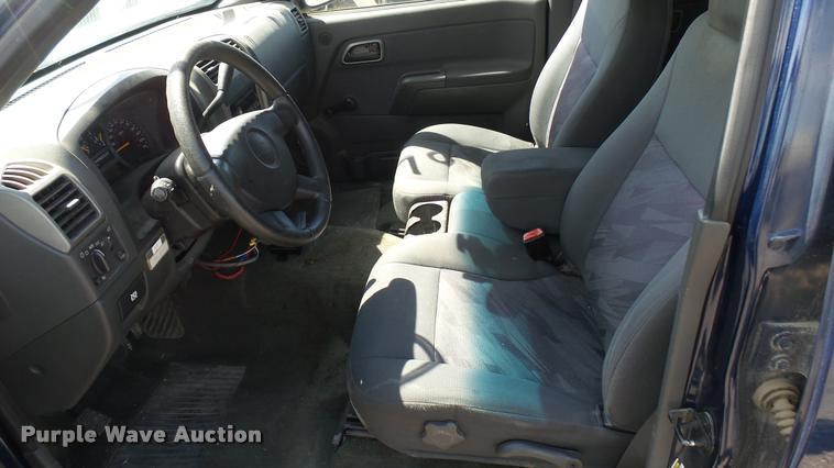 image for item L2465 2004 Chevrolet Colorado Crew Cab pickup truck