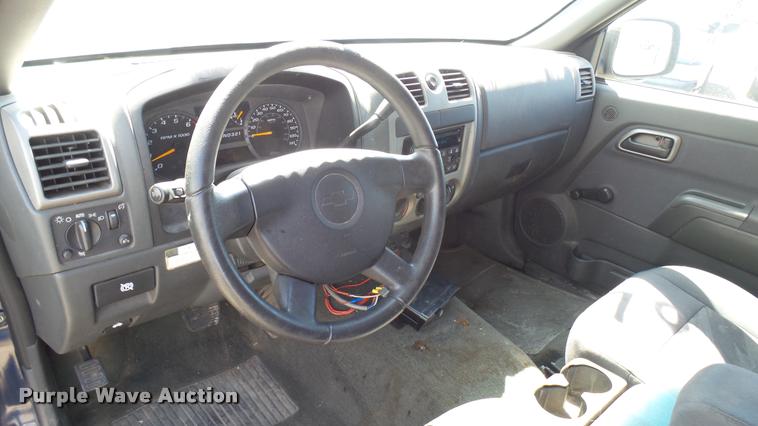 image for item L2465 2004 Chevrolet Colorado Crew Cab pickup truck