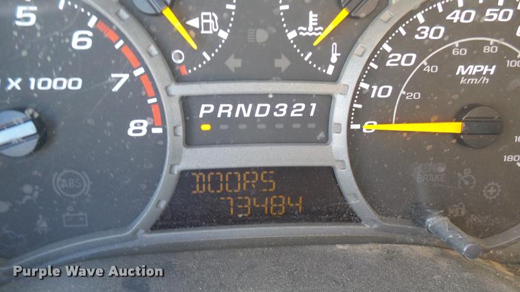 image for item L2465 2004 Chevrolet Colorado Crew Cab pickup truck