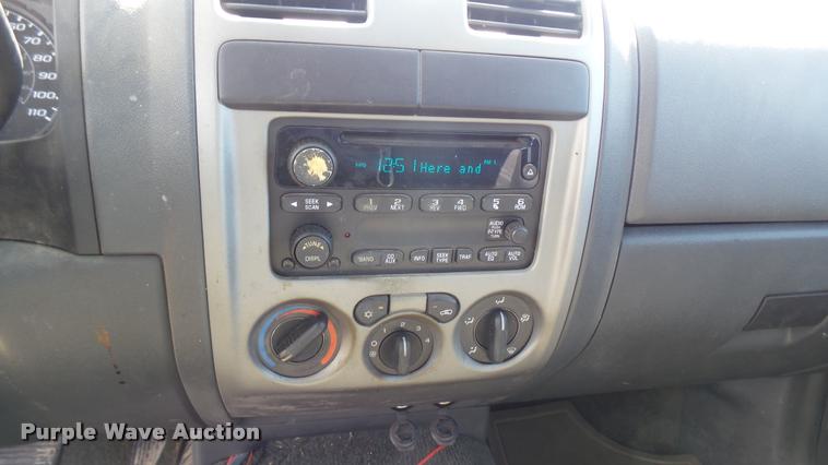 image for item L2465 2004 Chevrolet Colorado Crew Cab pickup truck