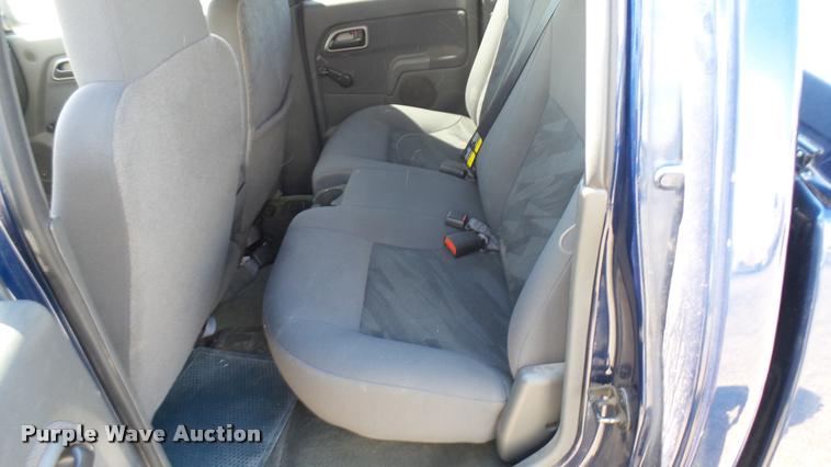 image for item L2465 2004 Chevrolet Colorado Crew Cab pickup truck