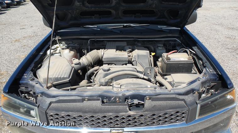 image for item L2465 2004 Chevrolet Colorado Crew Cab pickup truck