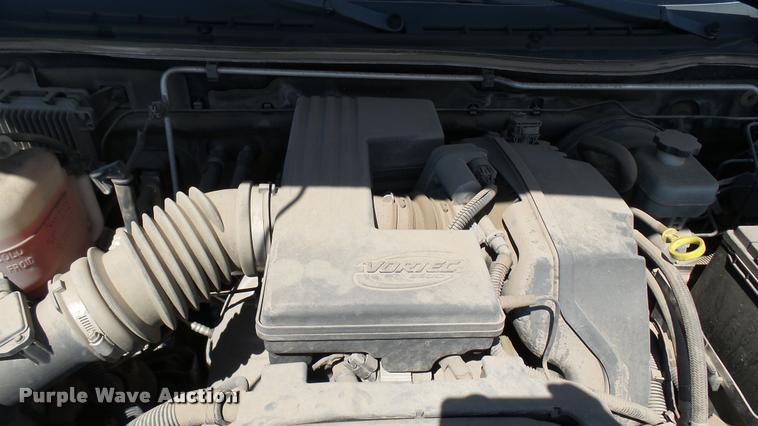 image for item L2465 2004 Chevrolet Colorado Crew Cab pickup truck