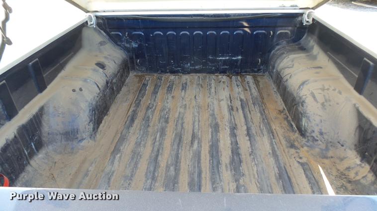 image for item L2465 2004 Chevrolet Colorado Crew Cab pickup truck