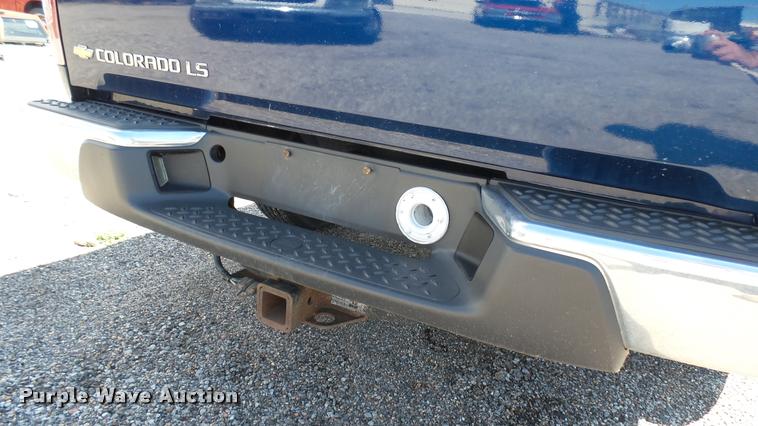 image for item L2465 2004 Chevrolet Colorado Crew Cab pickup truck