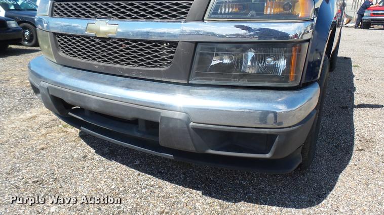 image for item L2465 2004 Chevrolet Colorado Crew Cab pickup truck