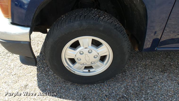 image for item L2465 2004 Chevrolet Colorado Crew Cab pickup truck