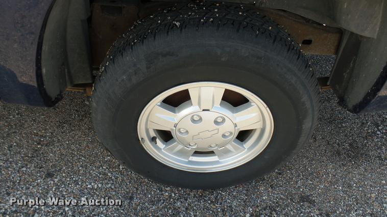 image for item L2465 2004 Chevrolet Colorado Crew Cab pickup truck