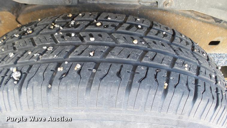 image for item L2465 2004 Chevrolet Colorado Crew Cab pickup truck