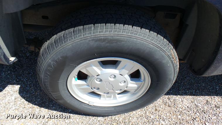 image for item L2465 2004 Chevrolet Colorado Crew Cab pickup truck