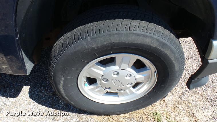 image for item L2465 2004 Chevrolet Colorado Crew Cab pickup truck