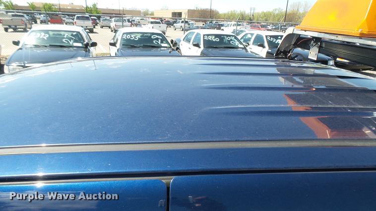 image for item L2465 2004 Chevrolet Colorado Crew Cab pickup truck