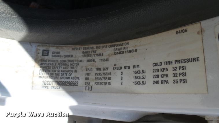 image for item L2466 2006 Chevrolet Colorado Crew Cab pickup truck