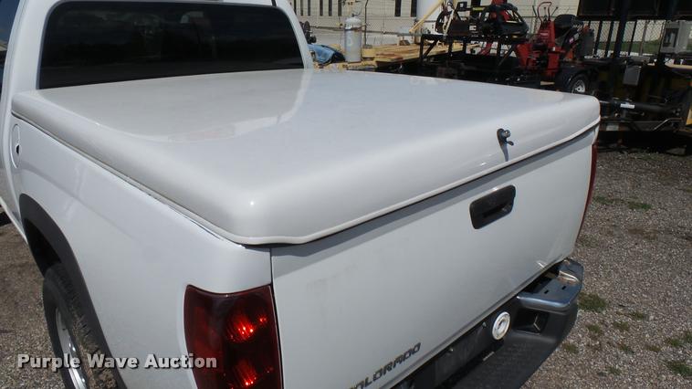 image for item L2466 2006 Chevrolet Colorado Crew Cab pickup truck