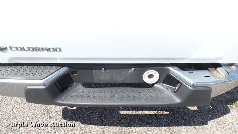 image for item L2466 2006 Chevrolet Colorado Crew Cab pickup truck