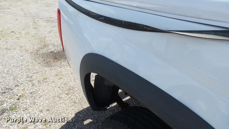 image for item L2466 2006 Chevrolet Colorado Crew Cab pickup truck