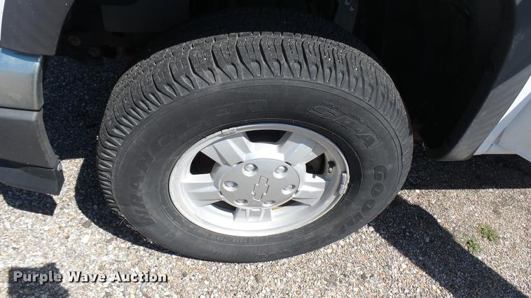 image for item L2466 2006 Chevrolet Colorado Crew Cab pickup truck