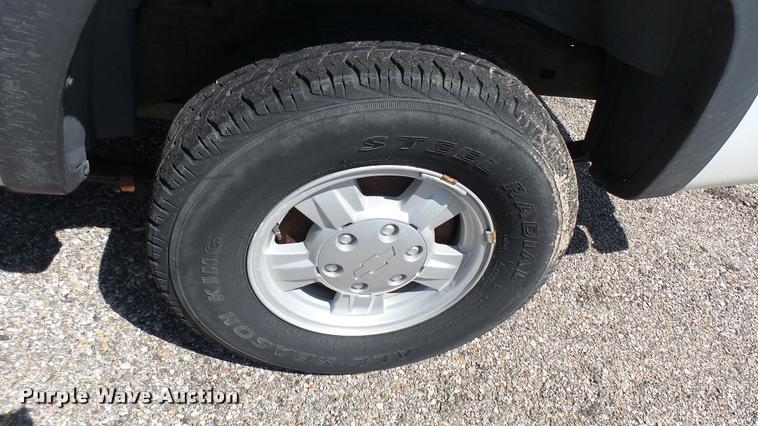 image for item L2466 2006 Chevrolet Colorado Crew Cab pickup truck