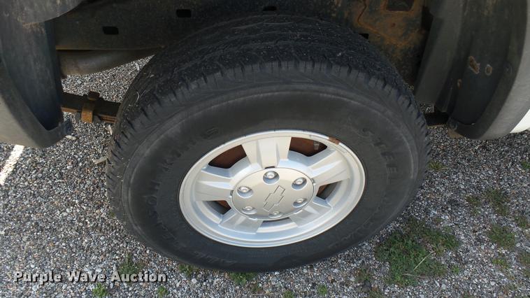 image for item L2466 2006 Chevrolet Colorado Crew Cab pickup truck