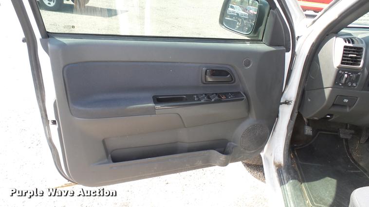 image for item L2467 2006 Chevrolet Colorado Crew Cab pickup truck