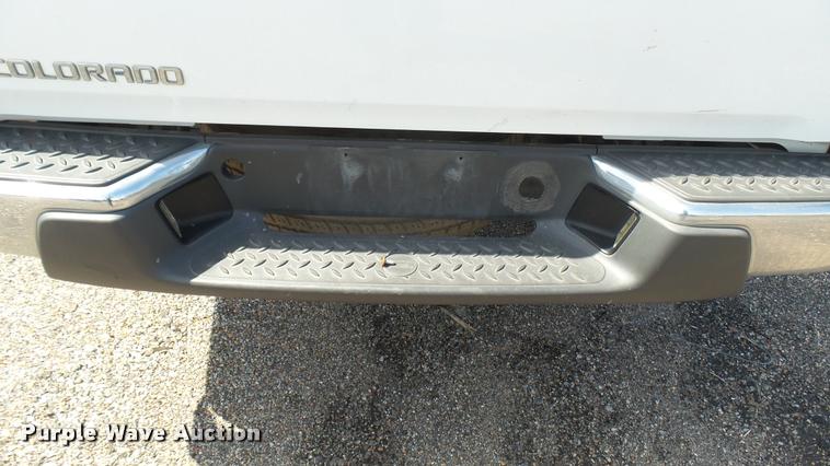 image for item L2467 2006 Chevrolet Colorado Crew Cab pickup truck