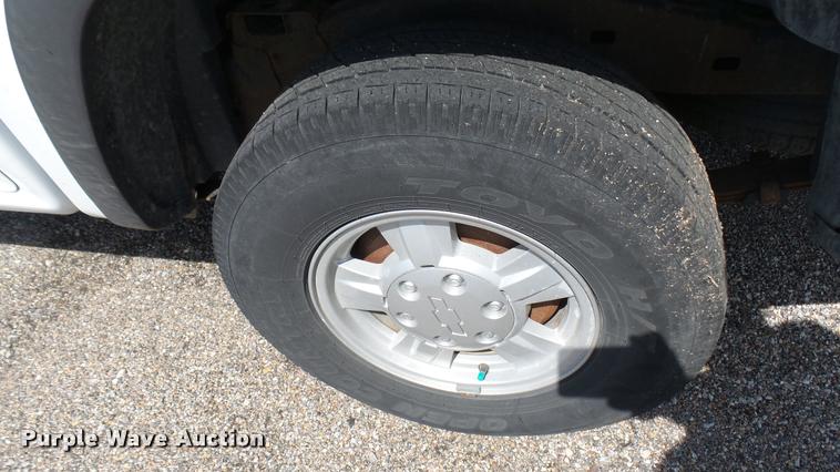 image for item L2467 2006 Chevrolet Colorado Crew Cab pickup truck