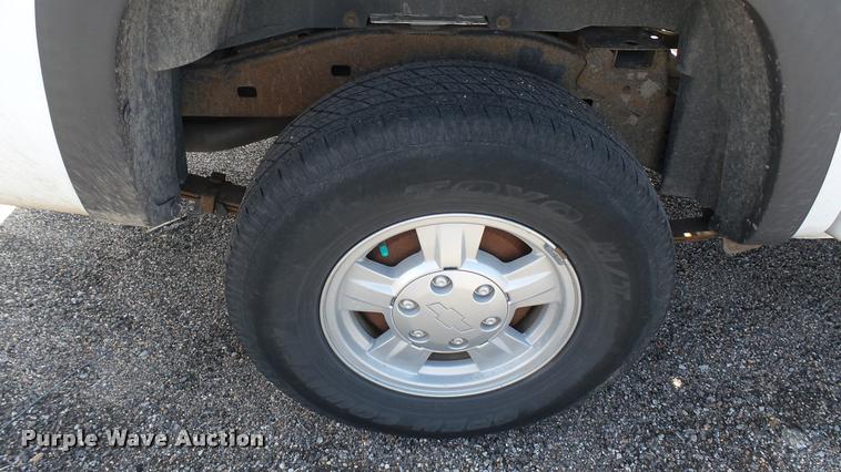 image for item L2467 2006 Chevrolet Colorado Crew Cab pickup truck