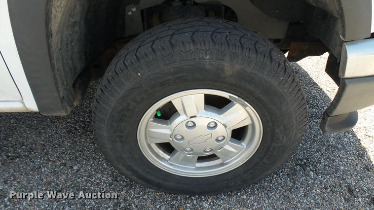 image for item L2467 2006 Chevrolet Colorado Crew Cab pickup truck
