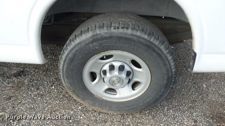 image for item L2472 2008 Chevrolet Express 2500 Cargo van