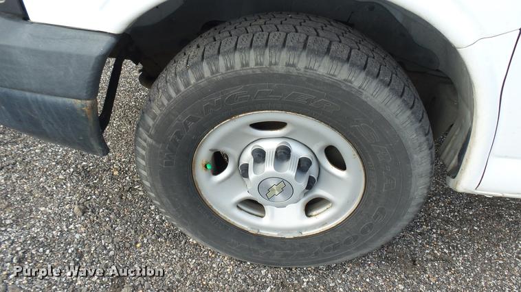 image for item L2472 2008 Chevrolet Express 2500 Cargo van