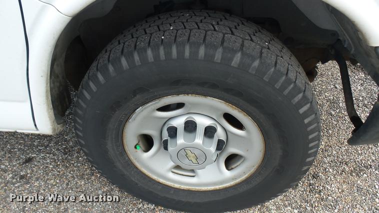 image for item L2472 2008 Chevrolet Express 2500 Cargo van
