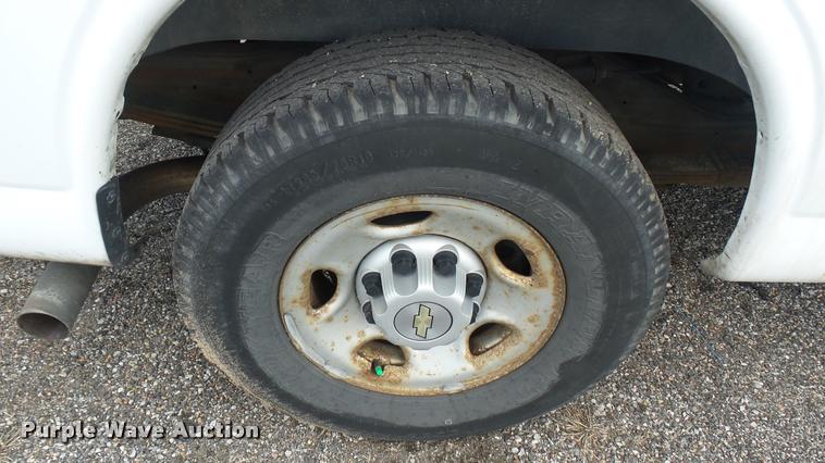 image for item L2472 2008 Chevrolet Express 2500 Cargo van