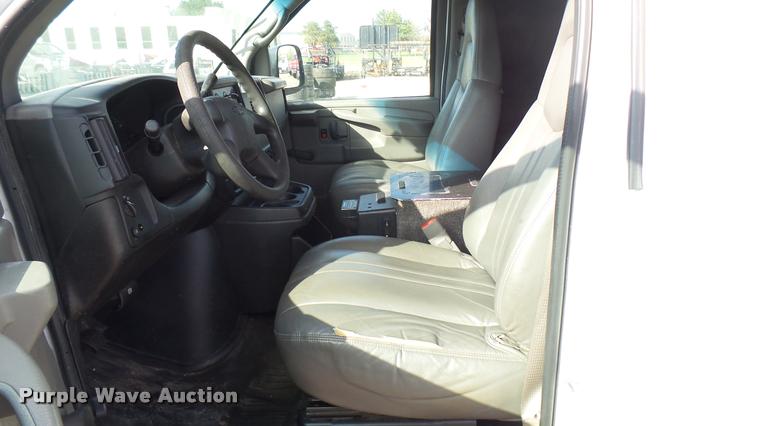 image for item L2473 2007 Chevrolet Express 2500 Cargo van