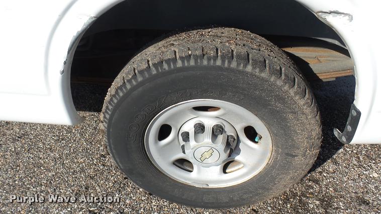 image for item L2473 2007 Chevrolet Express 2500 Cargo van