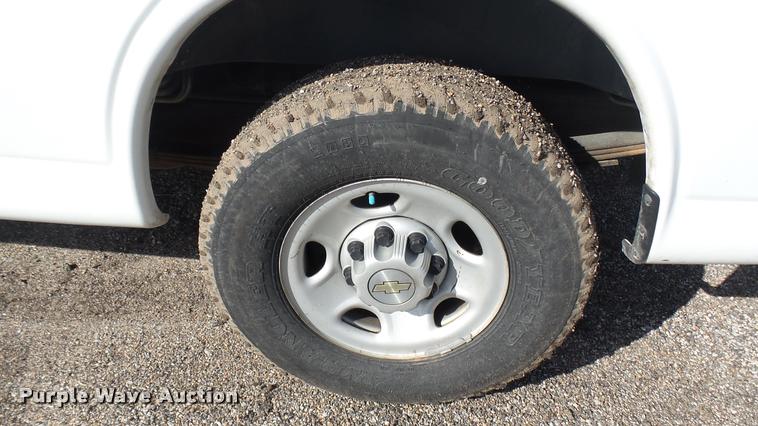 image for item L2474 2008 Chevrolet Express 2500 Cargo van