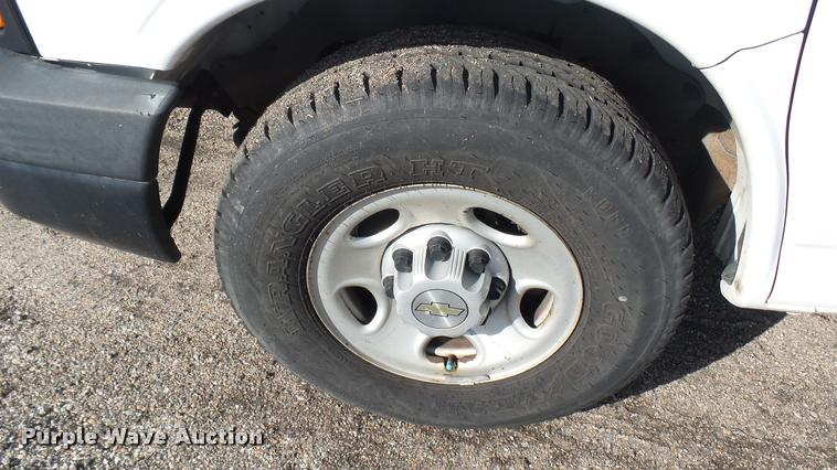 image for item L2474 2008 Chevrolet Express 2500 Cargo van