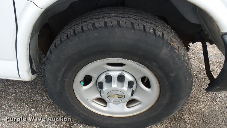 image for item L2474 2008 Chevrolet Express 2500 Cargo van