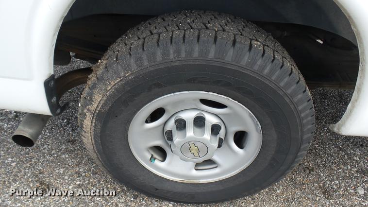 image for item L2474 2008 Chevrolet Express 2500 Cargo van