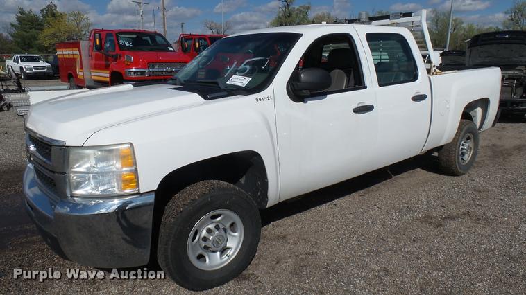 image for item L2477 2007 Chevrolet Silverado 2500HD Crew Cab pickup truck