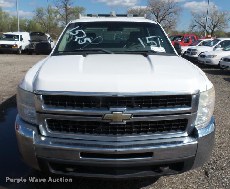 image for item L2477 2007 Chevrolet Silverado 2500HD Crew Cab pickup truck